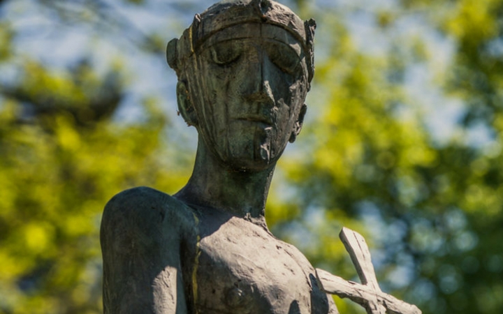 Visit Bury St Edmunds: statue of St Edmund